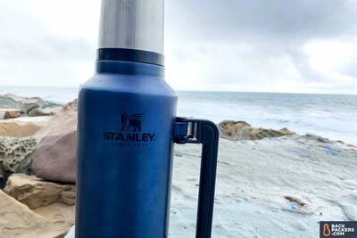 stanley-classic-vacuum-insulated-bottle-2-qt-logo-closeup