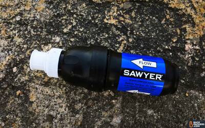 Sawyer-Squeeze-Water-Filter-unit-with-cap-2