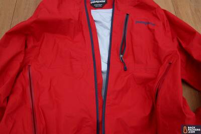 Patagonia M10 ultralight hardshell Rain Jacket pockets
