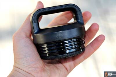 YETI-Rambler-36-oz-Bottle-review-holding-lid