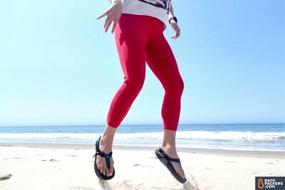 best-hiking-sandals-bedrock-sandals-toe-hold-beach