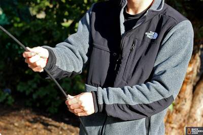 best-fleece-jackets-the-north-face-denali-2-setting-up-tent-2