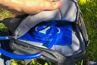 Camelbak-Rim-Runner-22-review-bladder-storage