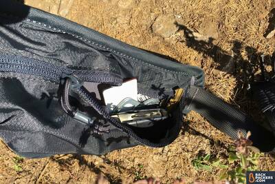 Camelbak-Rim-Runner-22-review-hip-belt-pocket