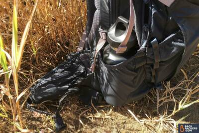 Camelbak-Rim-Runner-22-review-mesh-water-bottle-pocket
