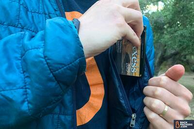 Decadent-Minimalist-Wallet-slipping-into-pocket-