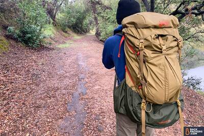 REI-Trailbreak-60-hiking-closeup