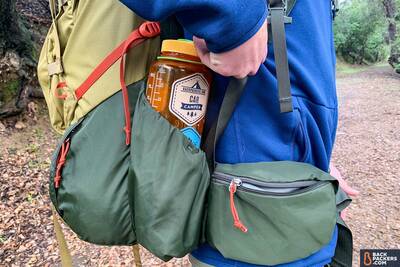 REI-Trailbreak-60-water-bottle-pocket-and-hip-belt-pocket
