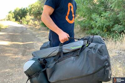WANDRD-FERNWEH-duffel-carry-handle 2