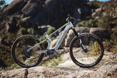 White Cannondale Moterra SL 2 electric mountain bike