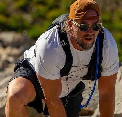 Man wearing VALLON's Ventures Sunglasses