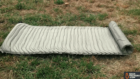 Self-inflating sleeping pad filling with air sleeping pad guide