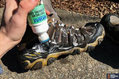 how-to-use-waterproofing-spray-Boot-Scrubbing